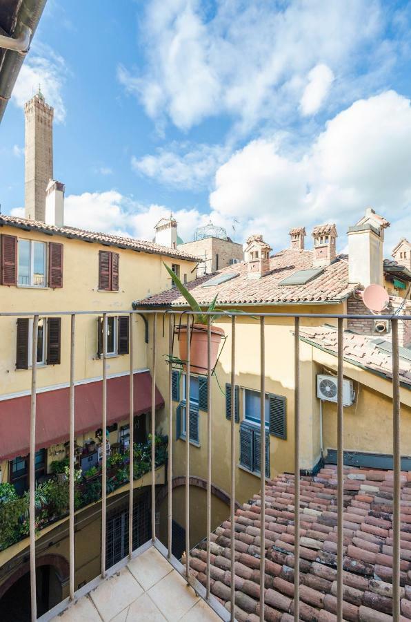 Lupari Apartment, Palazzo Storico Sotto Le Due Torri Bolonha Exterior foto