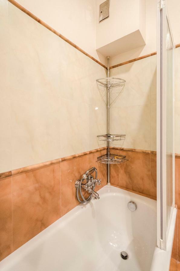 Lupari Apartment, Palazzo Storico Sotto Le Due Torri Bolonha Exterior foto